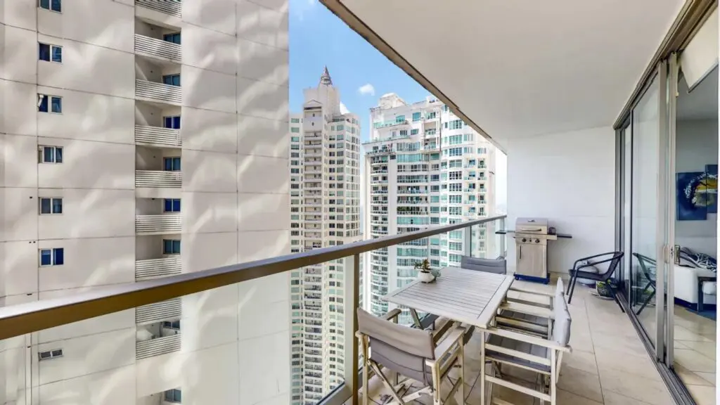 balcon avec vue sur l'immobilier de Panama City