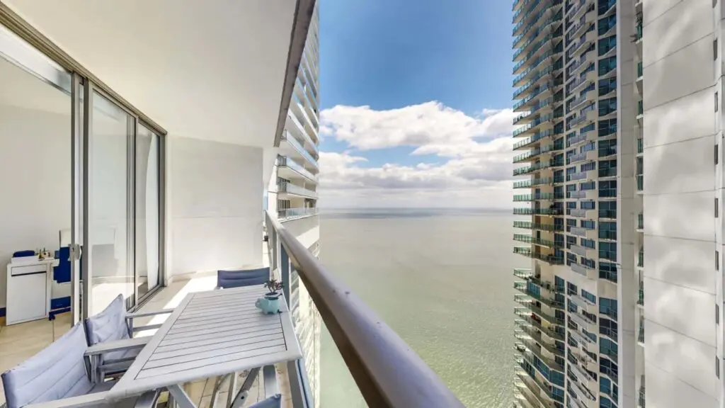 balcon avec vue sur la baie de Panama City