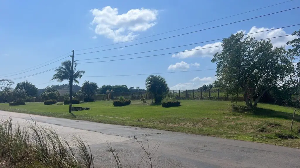 route dans la ville de Rousseau Panama