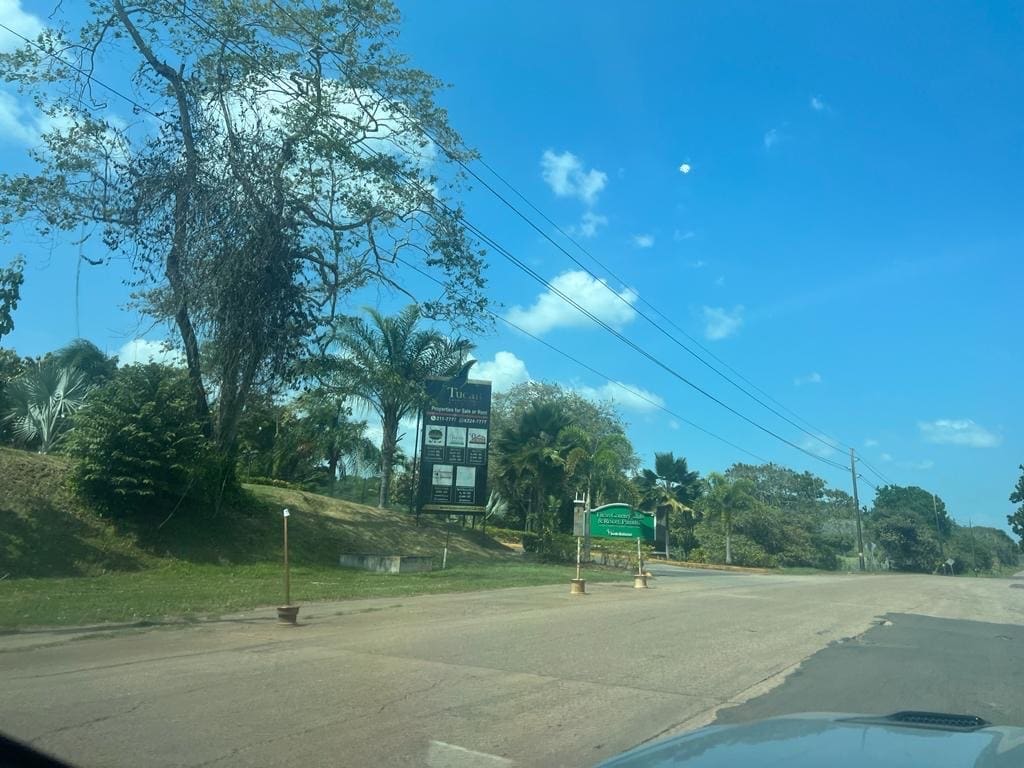 route dans la ville de Rousseau Panama