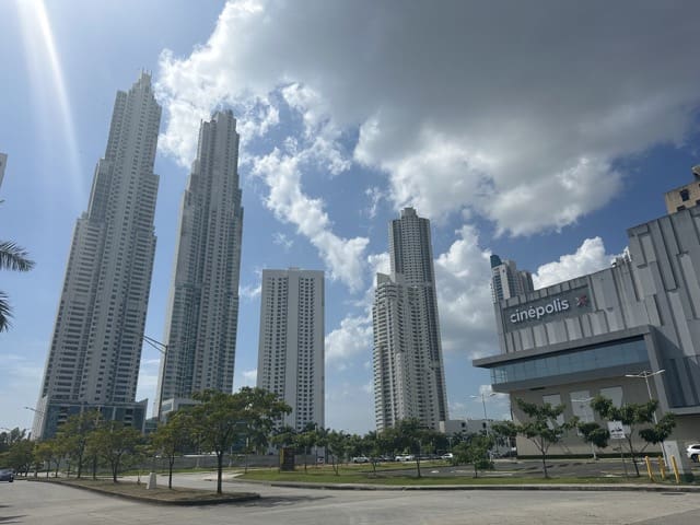 des gratte-ciel et cinepolis à Costa del Este Panama City