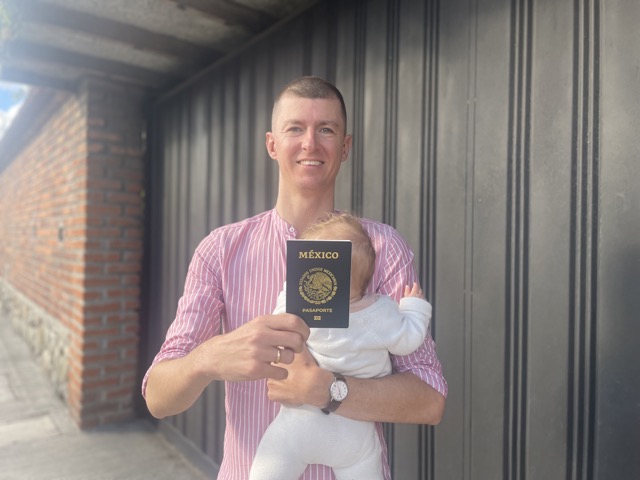homme blanc avec passport mexicain et bébé dans les bras