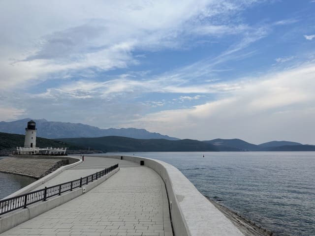 Lustica Bay phare et baie