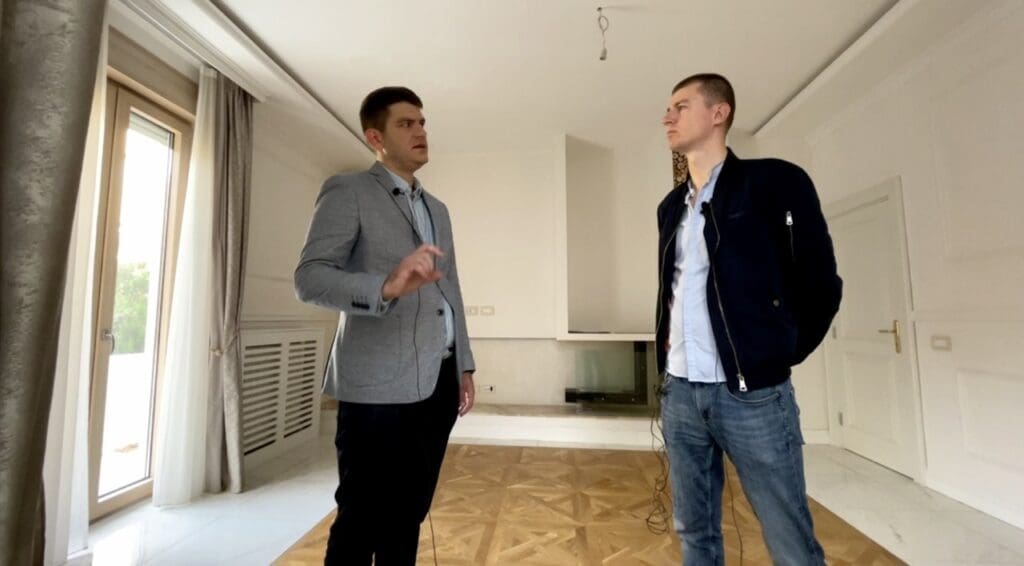 agent immobilier de Belgrade Stefan en discussion avec Ladislas
