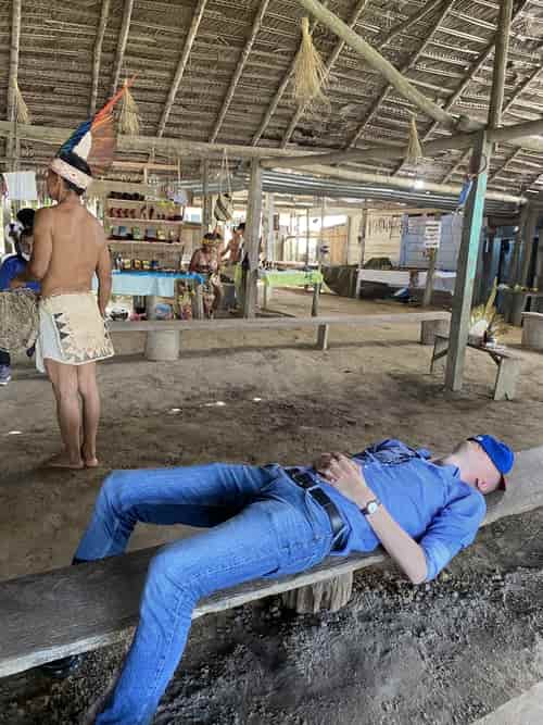 ladislas qui dort sur un banc