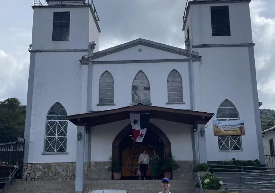 ladislas devant l'église de boquete au panama